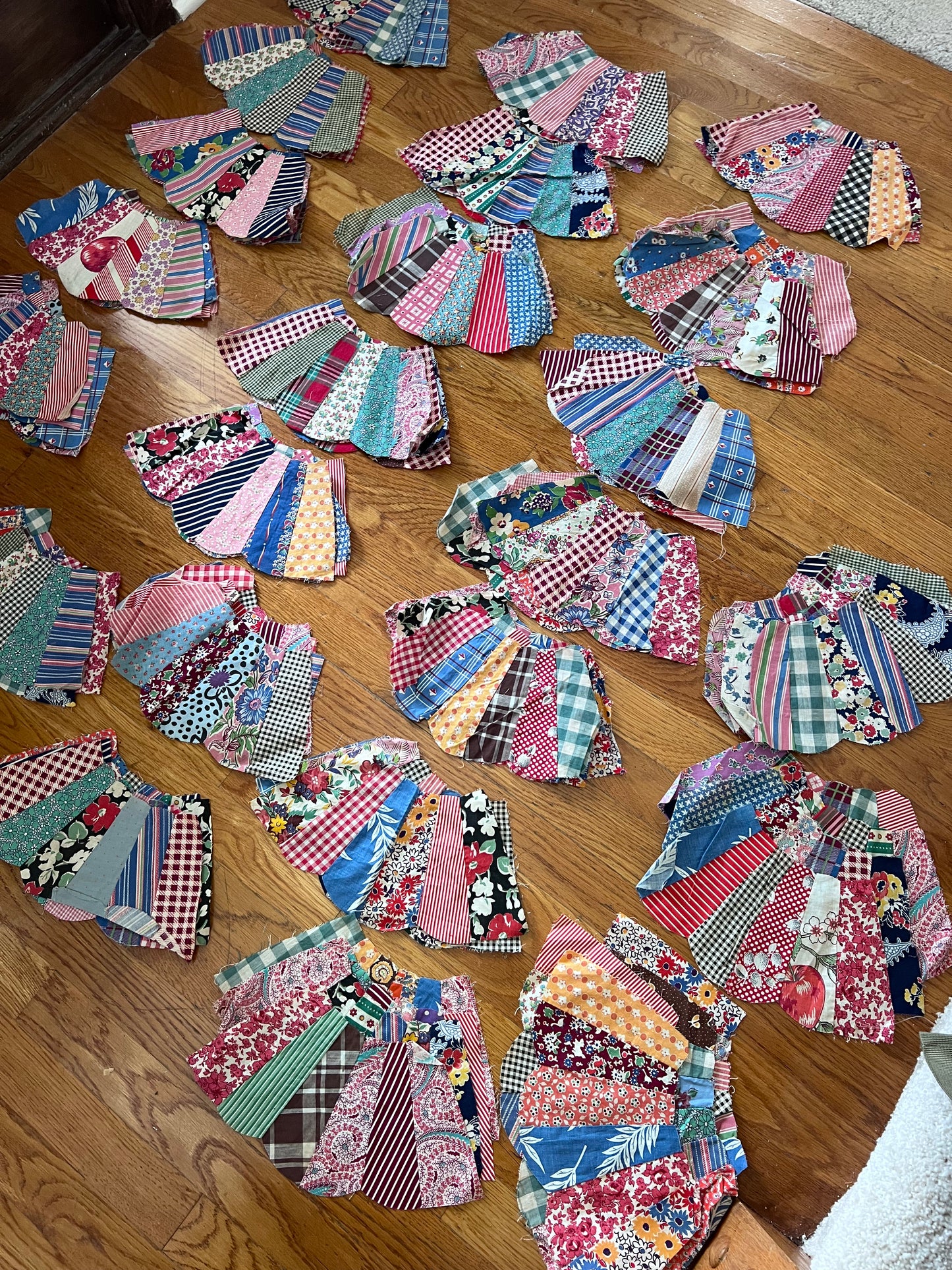 Vintage Hand-Sewn Dresden Plate Quilt Blocks – 160 Pieces / 40 Sets
