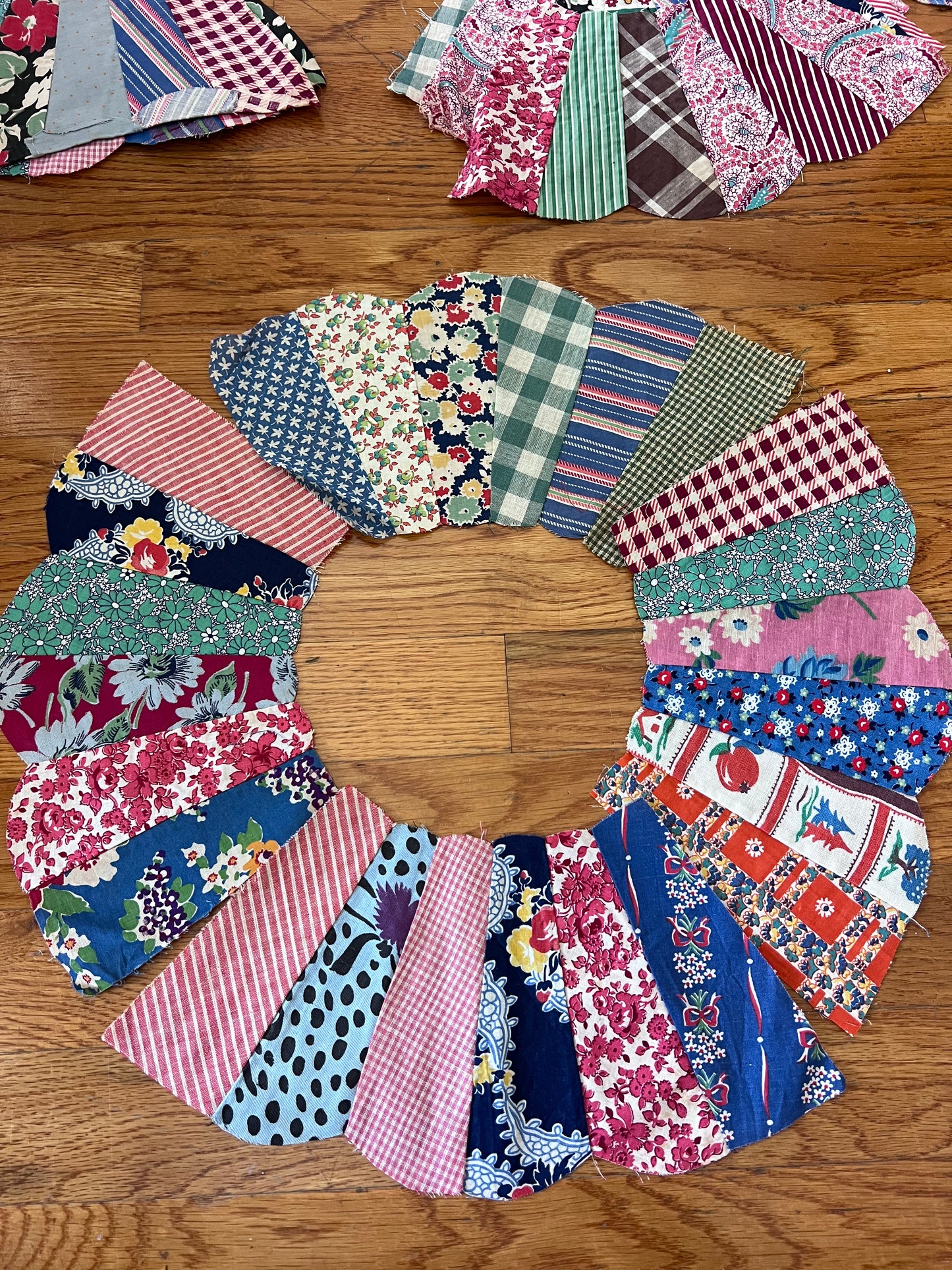 Vintage Hand-Sewn Dresden Plate Quilt Blocks – 160 Pieces / 40 Sets