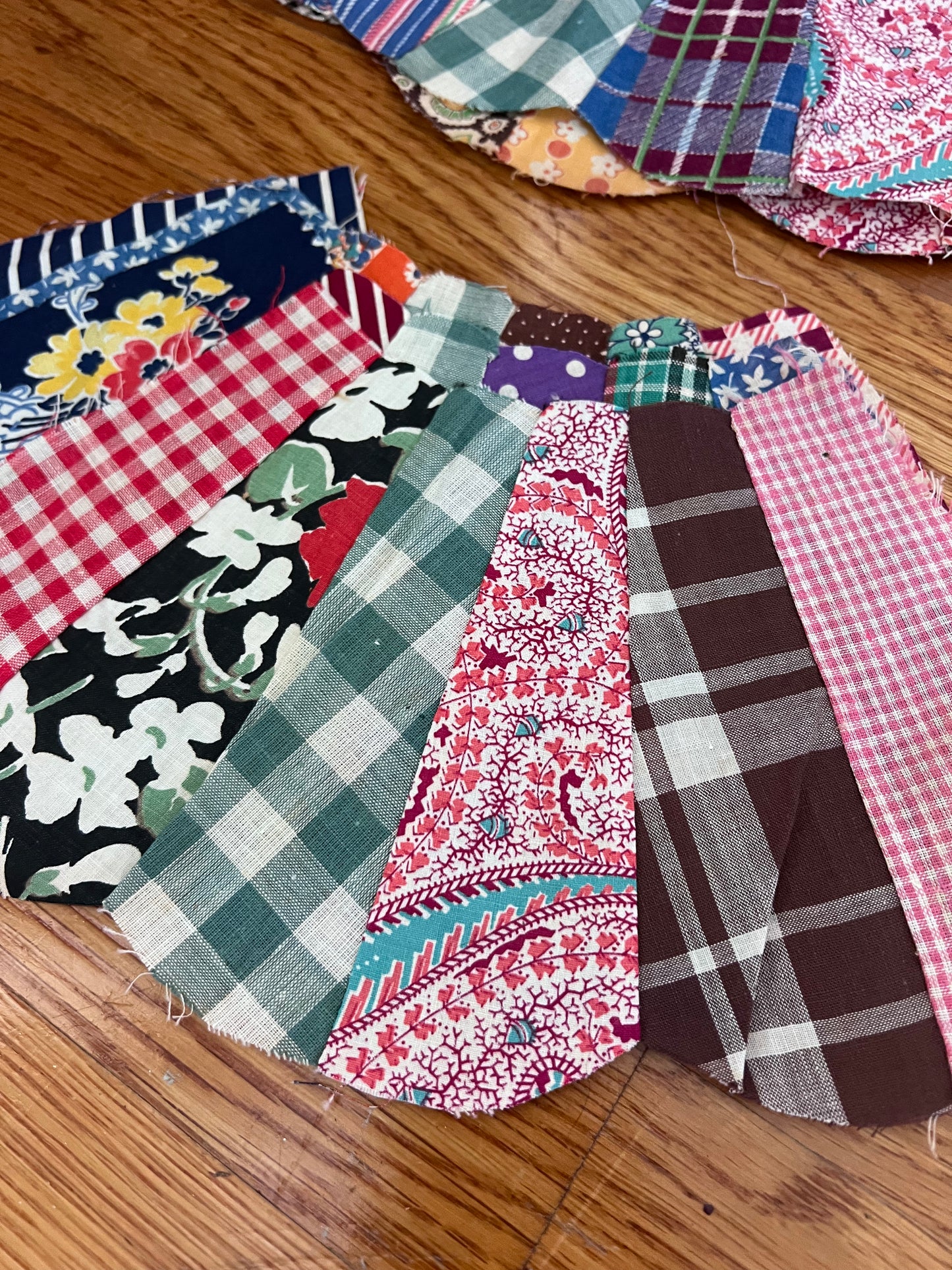 Vintage Hand-Sewn Dresden Plate Quilt Blocks – 160 Pieces / 40 Sets