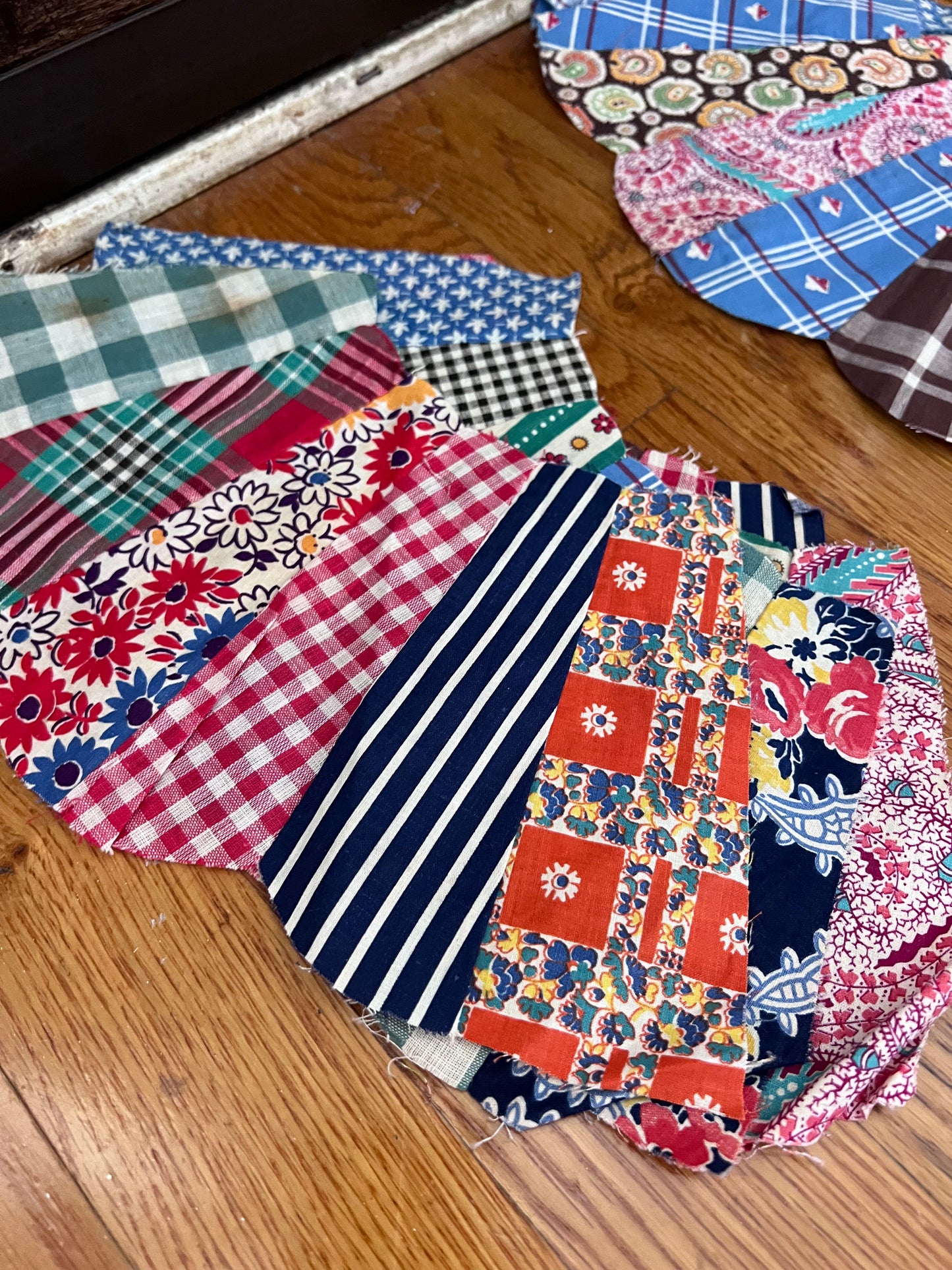 Vintage Hand-Sewn Dresden Plate Quilt Blocks – 160 Pieces / 40 Sets