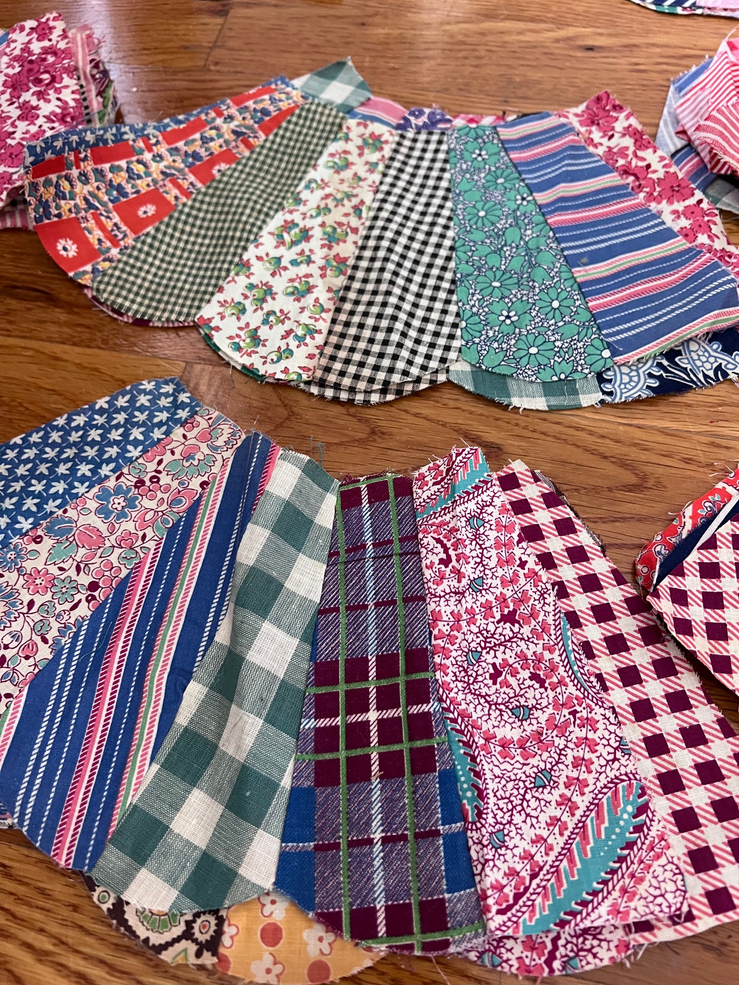 Vintage Hand-Sewn Dresden Plate Quilt Blocks – 160 Pieces / 40 Sets